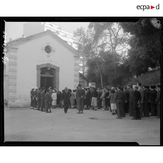 Les civils rentrent dans la chapelle de l'hôpital Maillot.