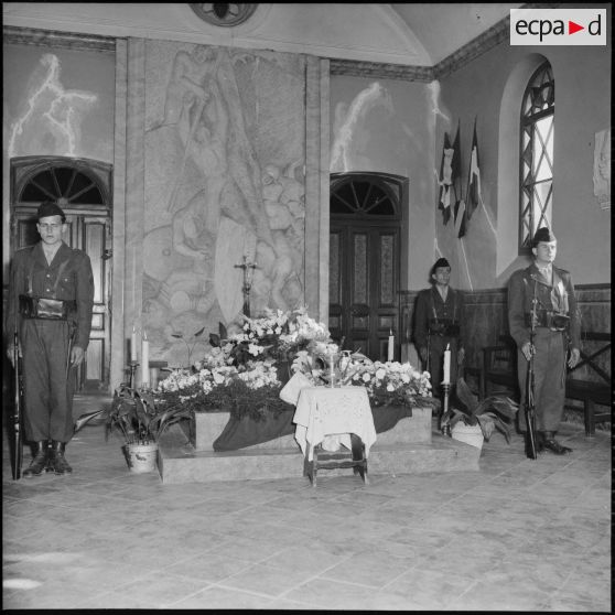 Veillée funèbre dans la chapelle de l'hôpital militaire de Maillot.