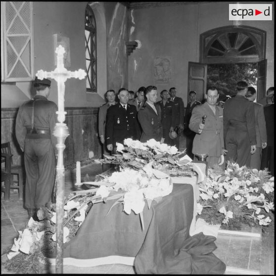 Veillée funèbre dans la chapelle de l'hôpital militaire de Maillot.