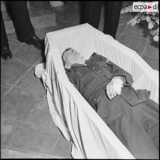 Cercueil d'un sergent-chef lors d'une veillée funèbre à l'hôpital militaire Maillot d'Alger.