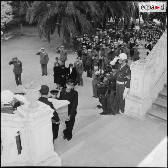 Le cerceuil du maréchal des logis chef Chanot est porté vers la chapelle de l'hôpital militaire.