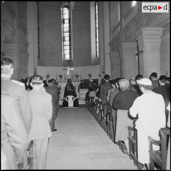 Veillée funèbre dans la chapelle de l'hôpital militaire de Maillot.