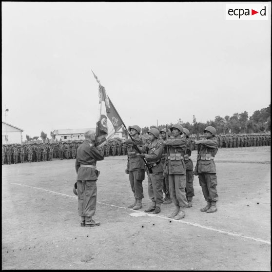 Pierre de Chevigné remet son drapeau au 22e RTA (régiment de tirailleurs algériens) à Béni Messous.