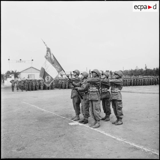 Pierre de Chevigné remet son drapeau au 22e RTA (régiment de tirailleurs algériens) à Béni Messous.