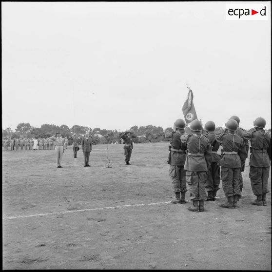 Pierre de Chevigné remet son drapeau au 22e RTA (régiment de tirailleurs algériens) à Béni Messous.