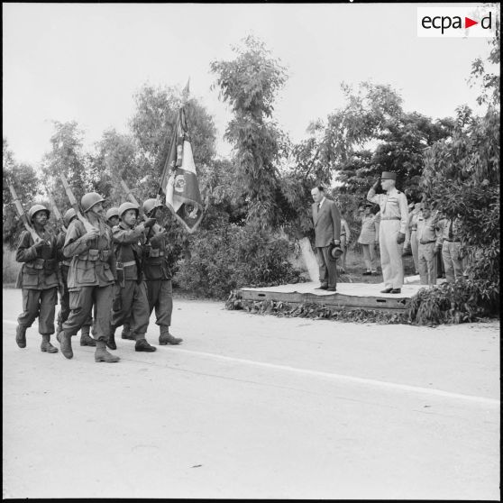 Défilé du 22e RTA (régiment de tirailleurs algériens) devant la tribune officielle à Béni Messous.
