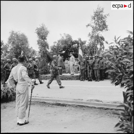 Défilé du 22e RTA (régiment de tirailleurs algériens) devant la tribune officielle à Béni Messous.