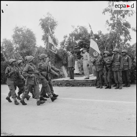 Défilé du 22e RTA (régiment de tirailleurs algériens) devant la tribune officielle à Béni Messous.