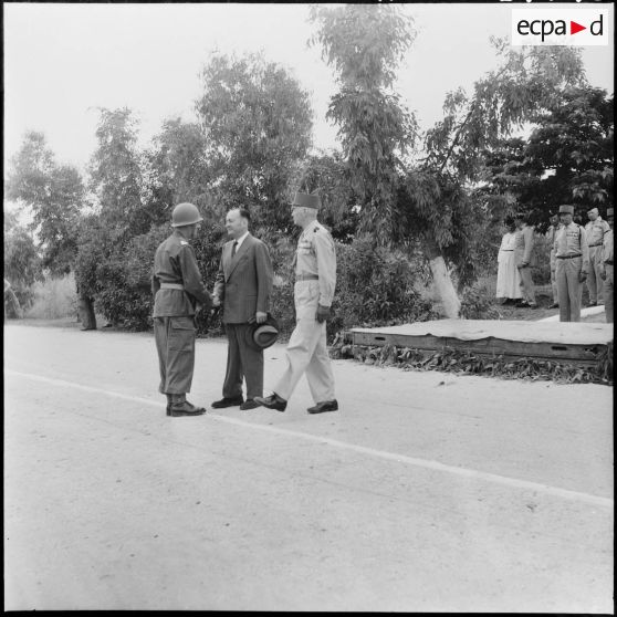 Pierre de Chevigné félicite un soldat du 22e RTA (régiment de tirailleurs algériens) à Béni Messous.