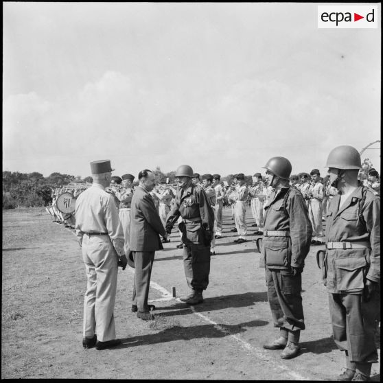 Pierre de Chevigné passe les troupes en revue à Béni Messous.