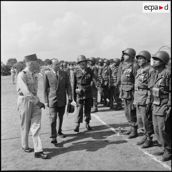 Pierre de Chevigné passe les troupes en revue à Béni Messous.