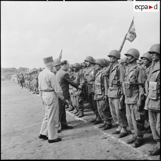 Pierre de Chevigné passe les troupes en revue à Béni Messous.