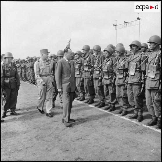 Pierre de Chevigné passe les troupes en revue à Béni Messous.