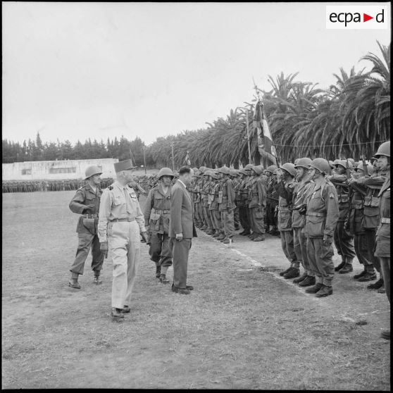Pierre de Chevigné passe les troupes en revue à Béni Messous.