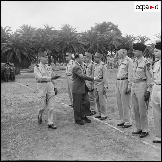 Pierre de Chevigné salue les autorités militaires à Béni Messous.
