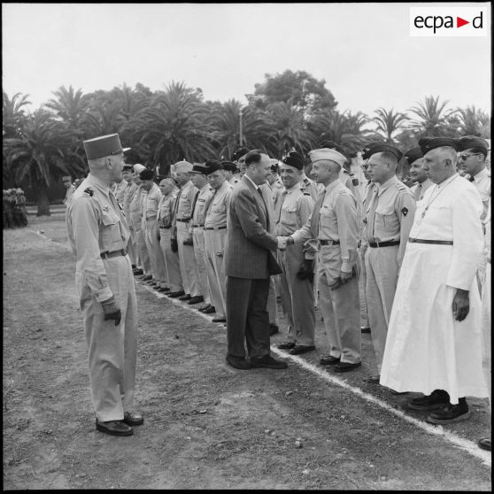 Pierre de Chevigné salue les autorités militaires à Béni Messous.