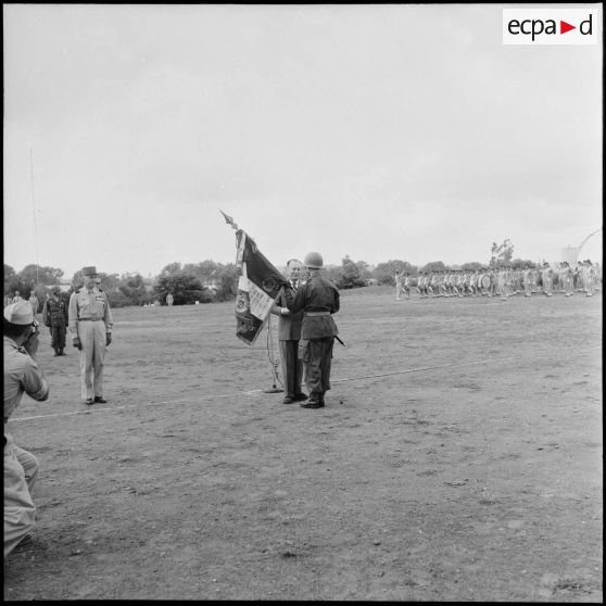 Pierre de Chevigné remet son drapeau au 22e RTA (régiment de tirailleurs algériens) à Béni Messous.