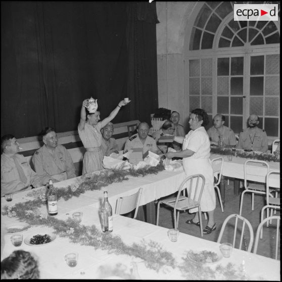 Cocktail d'adieu du médecin-colonel Friess à l'hôpital Maillot.