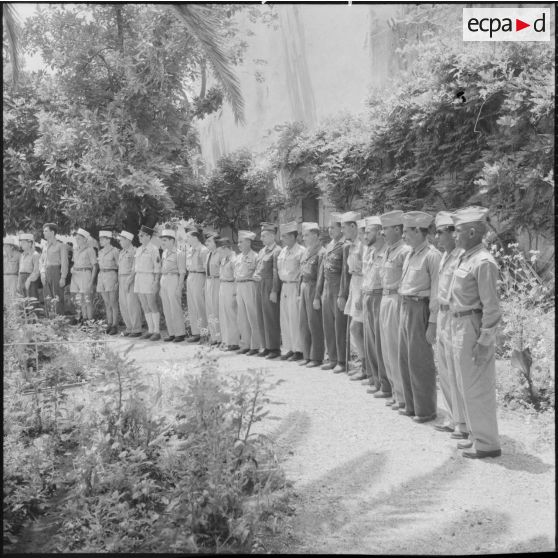 Cérémonie au monument aux morts de Fort-de-L'Eau (Bordj El Kiffan) pour les blessés de l'hôpital Maillot en sortie.