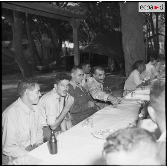 Repas pour les blessés de l'hôpital Maillot en sortie à Fort-de-L'Eau (Bordj El Kiffan).