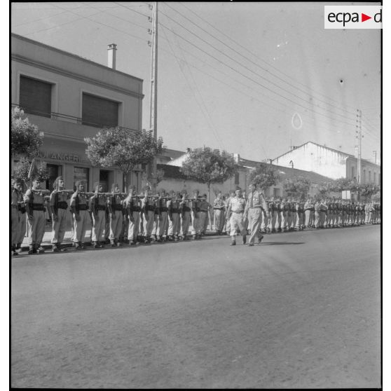 Le lieutenant-colonel Tredet passe les troupes du contingent 54/1 en revue à Fort-de-l'Eau.