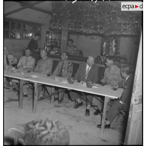 Repas après la cérémonie de remise de la fourragère au Contingent 54/1 à Fort de l'Eau.