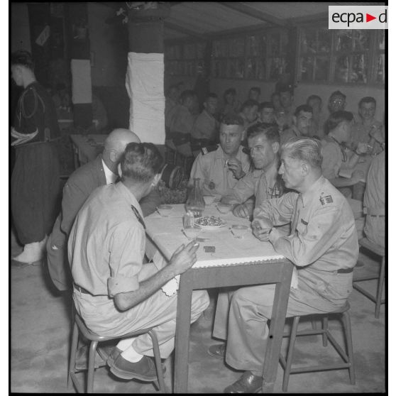 Repas après la cérémonie de remise de la fourragère au Contingent 54/1 à Fort de l'Eau.