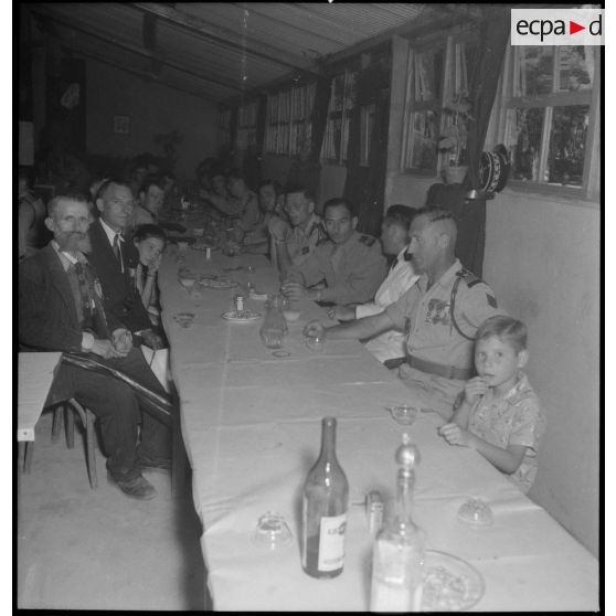 Repas après la cérémonie de remise de la fourragère au Contingent 54/1 à Fort de l'Eau.