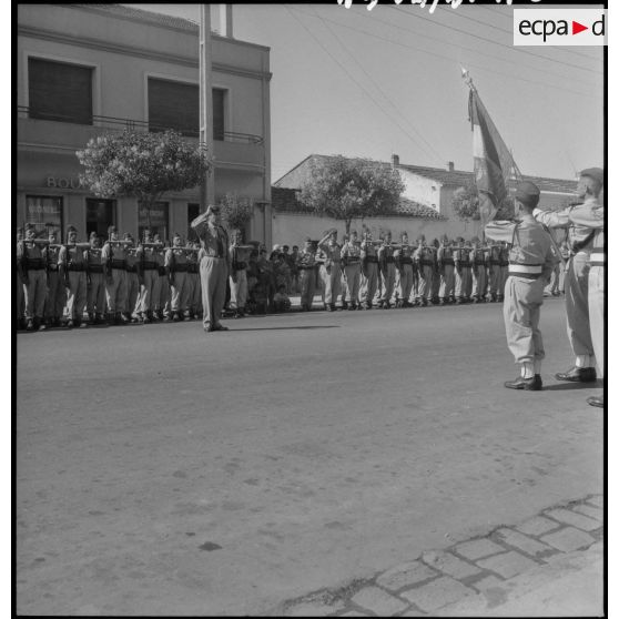 Le lieutenant-colonel Tredet passe les troupes du contingent 54/1 en revue à Fort-de-l'Eau.