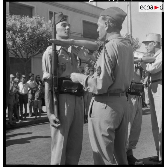 Remise de fourragère par le lieutenant-colonel Tredet au contingent 54/1 à Fort-de-l'Eau.