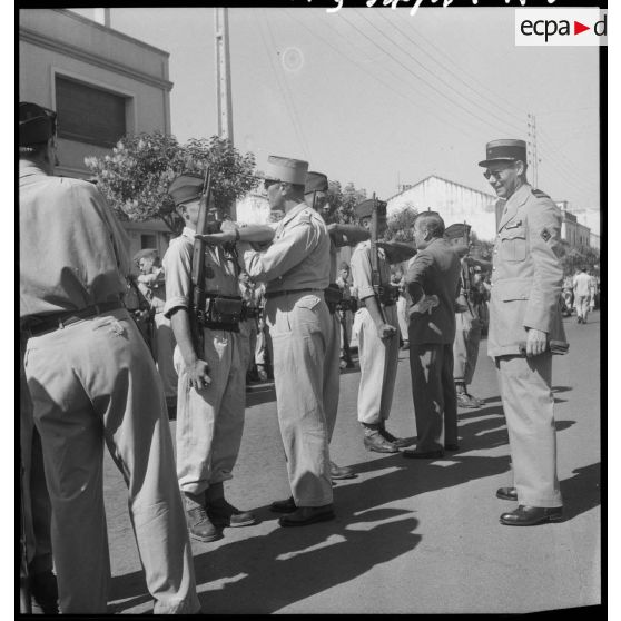 Remise de fourragère par le lieutenant-colonel Tredet au contingent 54/1 à Fort-de-l'Eau.