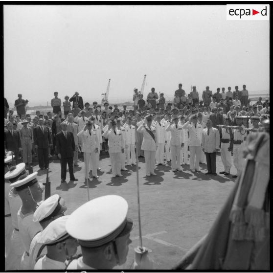 Dépôt de gerbe à l'amirauté d'Alger à l'occasion du 14 juillet en présence du gouverneur général de l'Algérie Roger Léonard.