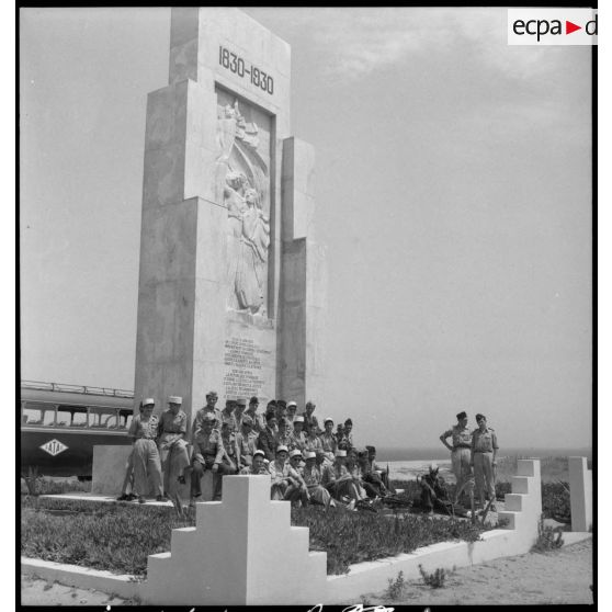 Les permissionnaires posent devant le monument commémorant les 100 ans de la présence française en Algérie.