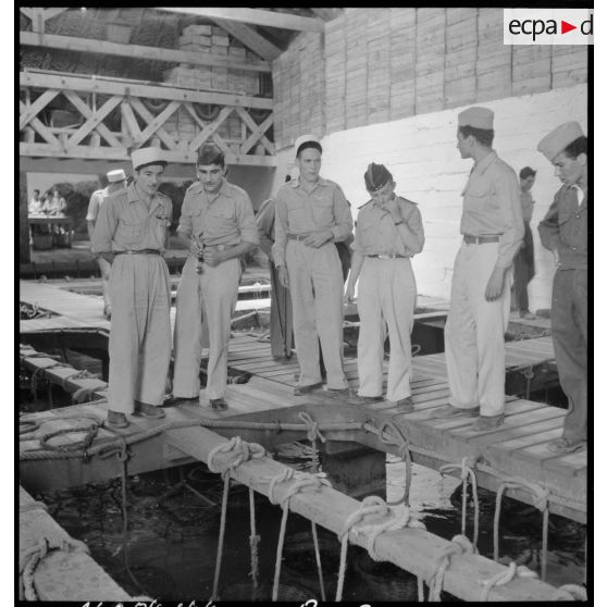Les soldats se balladent dans le port de Sidi-Ferruch (Sidi-Fredj).
