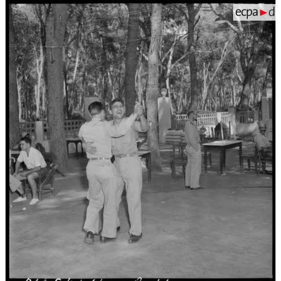 Deux soldats dansent ensemble près de la terrasse du restaurant à Sidi-Ferruch (Sidi-Fredj).