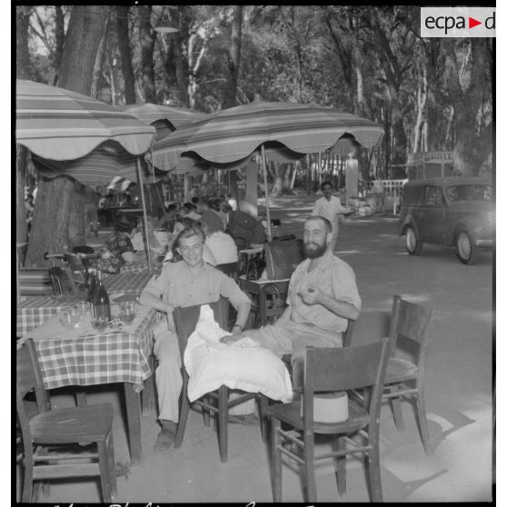 Deux blessés d'Indochine sont attablés lors d'une sortie à Sidi-Ferruch (Sidi-Fredj).