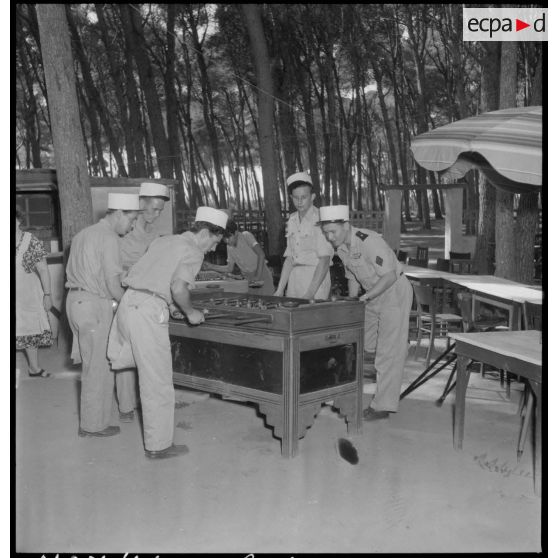 Des légionnaires amputés jouent au baby-foot à Sidi-Ferruch (Sidi-Fredj).