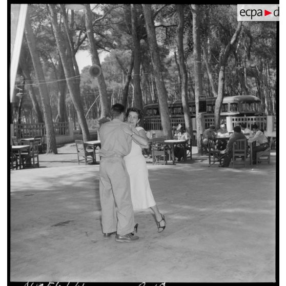 Un blessé d'Indochine danse avec une jeune femme à Sidi-Ferruch (Sidi-Fredj).