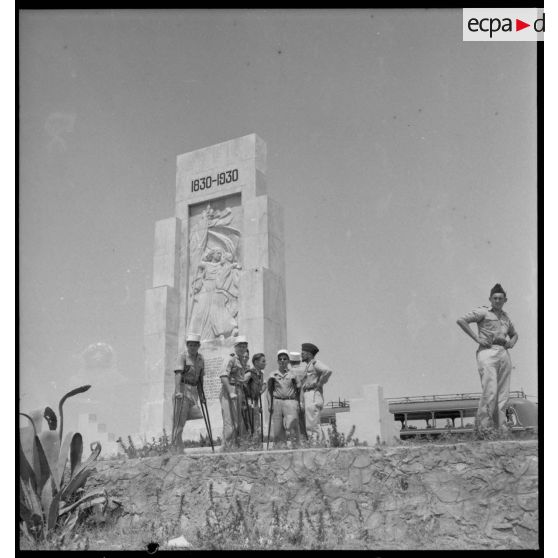 Les permissionnaires posent devant le monument commémorant les 100 ans de la présence française en Algérie.