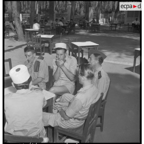 Un blessé d'Indochine danse avec une jeune femme à Sidi-Ferruch (Sidi-Fredj).