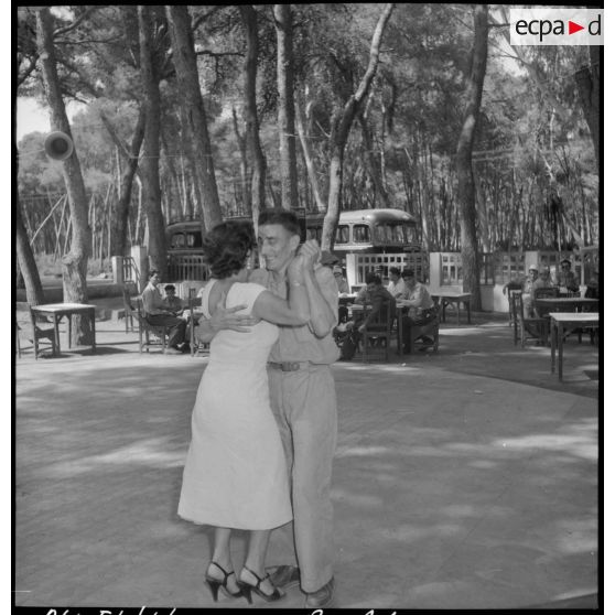Un blessé d'Indochine danse avec une jeune femme à Sidi-Ferruch (Sidi-Fredj).