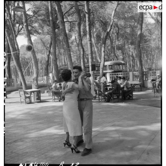 Un blessé d'Indochine danse avec une jeune femme à Sidi-Ferruch (Sidi-Fredj).