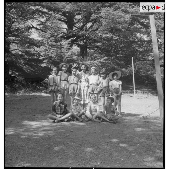 Photographie de groupe dans la forêt de Chréa, près des tentes de la colonie de vacances.