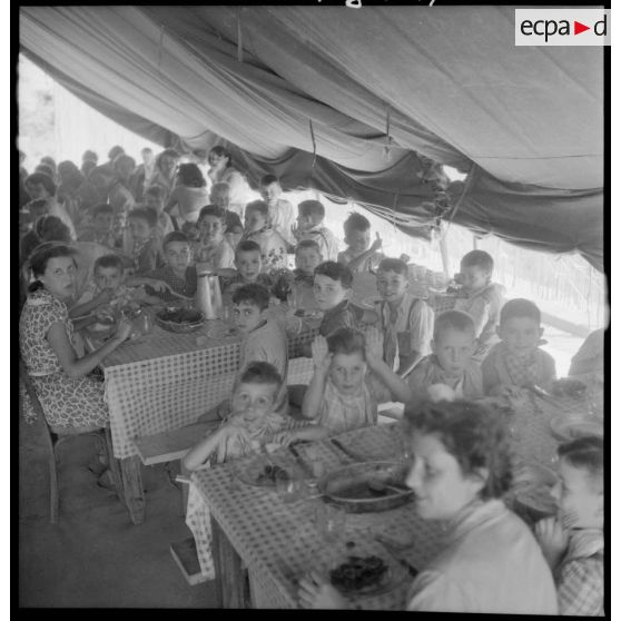 Repas pour les enfants en colonies de vacances au centre de Chréa.