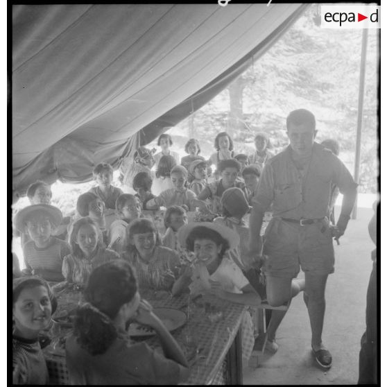 Repas pour les enfants en colonies de vacances au centre de Chréa.