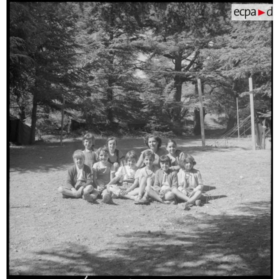 Enfants posant au pied du mât des couleurs, colonie de vacances de Chréa.