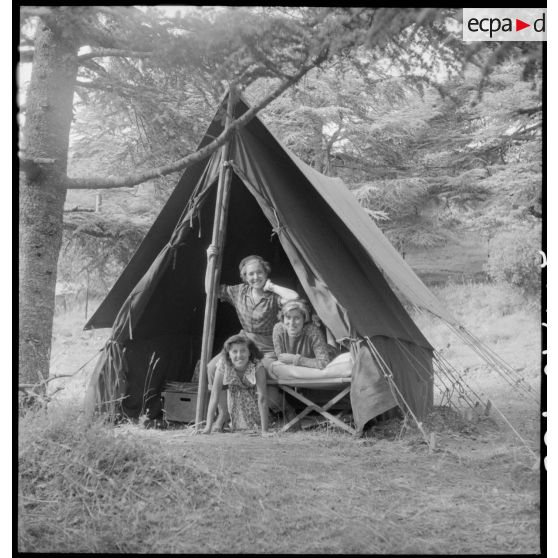Personnels féminins de la colonie de vacances au centre de Chréa.