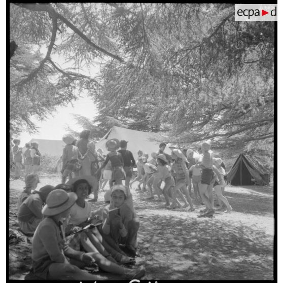 Groupe d'enfants de la colonie de vacances de Chréa devant les tentes.