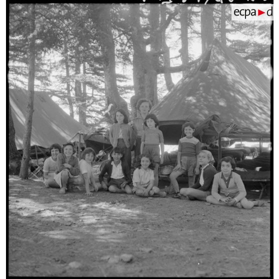 Les enfants de la colonie de vacances de Chréa déjeunent sous les tentes.