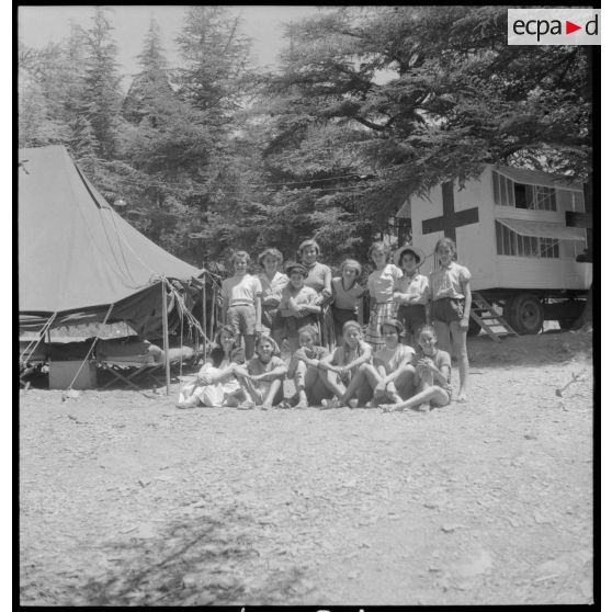 Photographies de groupe de monitrices de la colonie de vacances de Chréa.